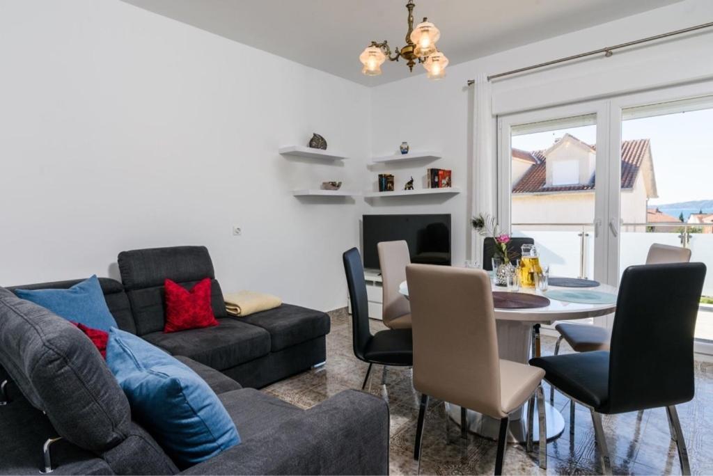 Apartments With A Parking Space Kastel Kambelovac, Kastela - 15480 Room photo